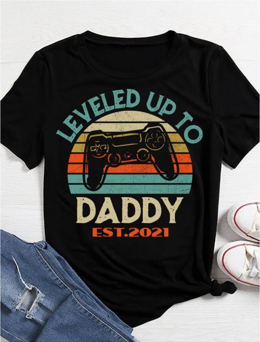 Promoted To Daddy EST.2020 Vintage men Leveled Up To Daddy T-Shirt